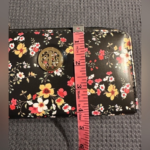 🎉Black Floral Padded Crossbody Wallet - Like New - Picture 4 of 10